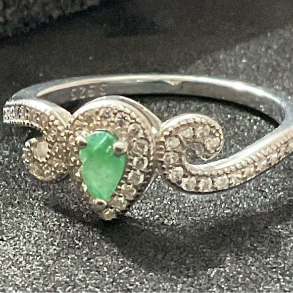 Halo pear emerald on Stirling 92.5 silver ring. New unused. - Picture 4 of 4